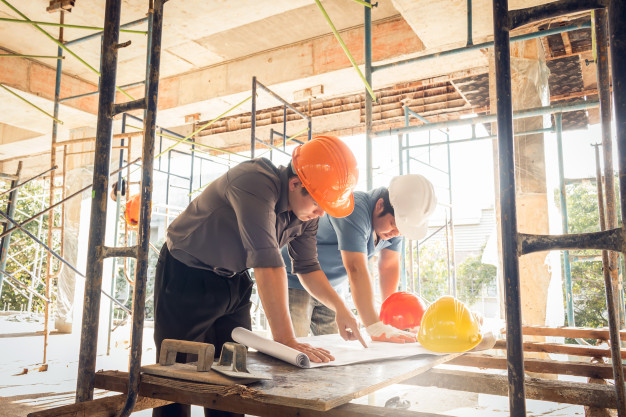 dos-ingeniero-sitio-construccion-hombre-negocios_51191-33